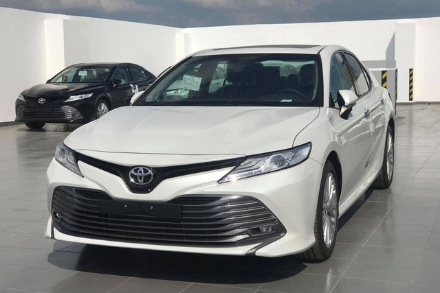 Toyota Camry giảm giá hàng chục triệu đồng