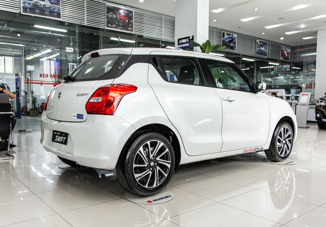 https://cdn.thoibaonganhang.vn/stores/news_dataimages/thanhlm/032022/01/09/suzuki-swift-giam-gia-manh-con-505-trieu-dong-26-.9285.jpg