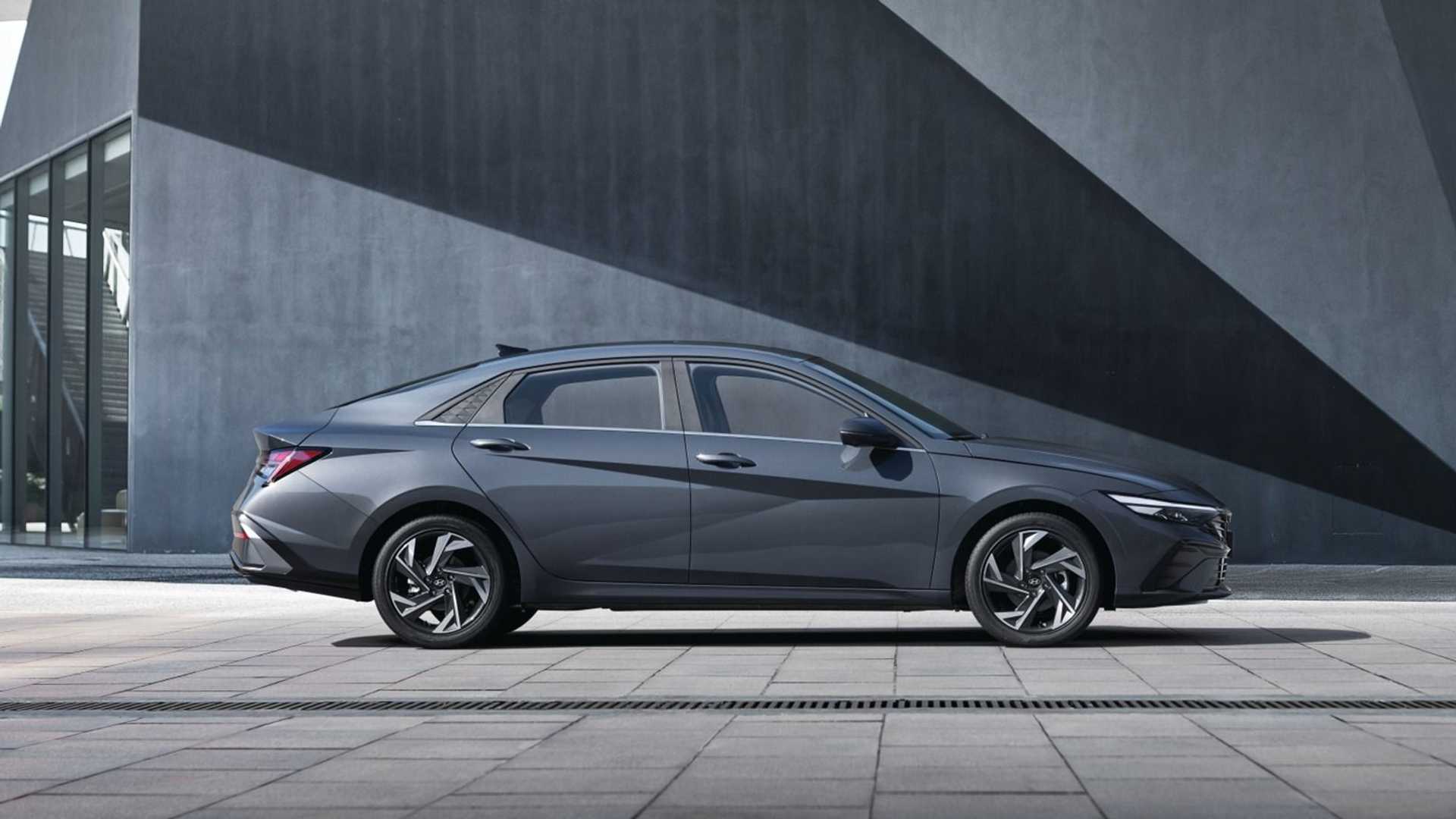 Hyundai Elantra 2024 giá khoảng 360 triệu đồng