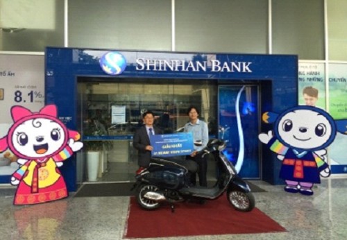 Shinhan Bank trao thưởng cho khách hàng