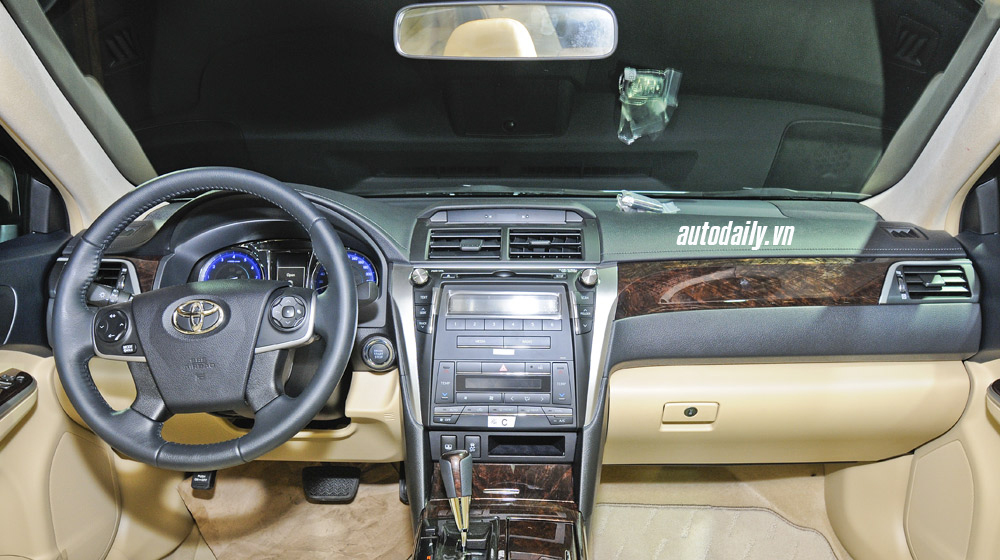 Toyota Camry 2015 có gì để 