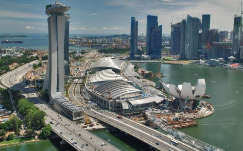 Singapore tiếp tục rơi vào giảm phát