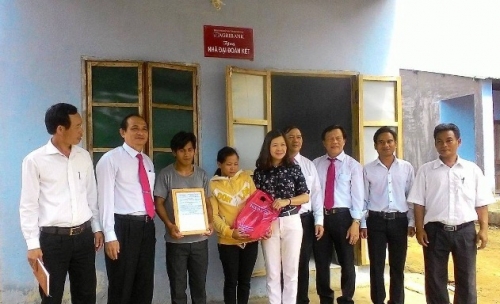 Agribank CN Khánh Hòa trao tặng 50 ngôi nhà đại đoàn kết cho các hộ khó khăn