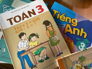 Giá mới sách giáo khoa lớp 3, lớp 7, lớp 10