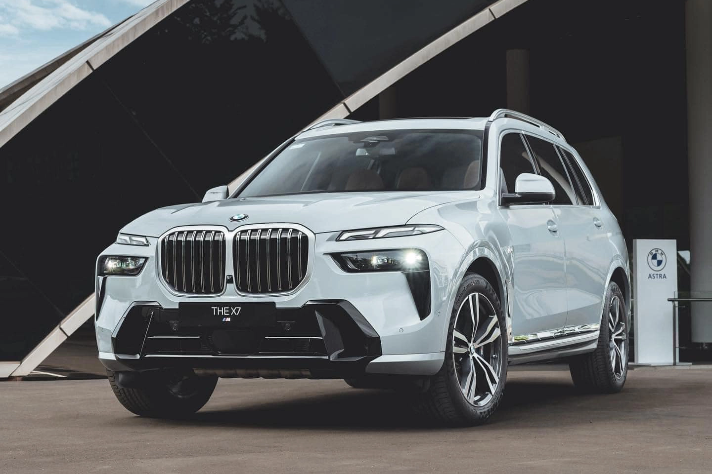 BMW X7 2023 có giá chính thức từ 6,209 tỷ đồng