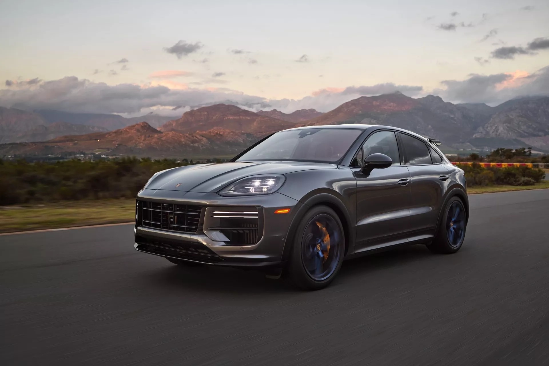 porsche cayenne 2024 co gia khoi tu khoang 18 ty dong