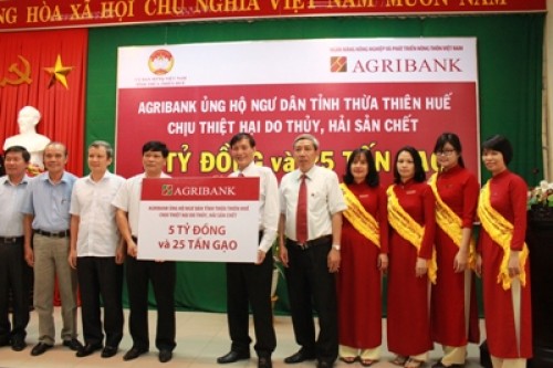 Agribank trao 05 tỷ đồng và 25 tấn gạo ủng hộ ngư dân Thừa Thiên Huế