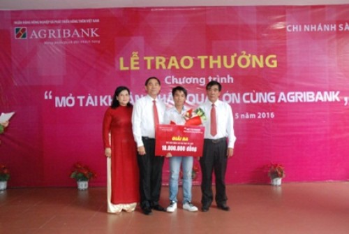 Agribank Sài Gòn trao giải thưởng cho khách hàng