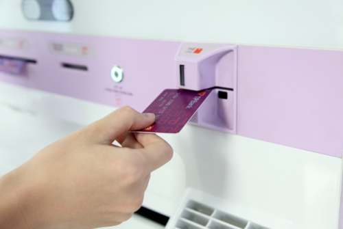 Ngân hàng đầu tiên phát hành thẻ ATM ngay tại chỗ cho khách hàng