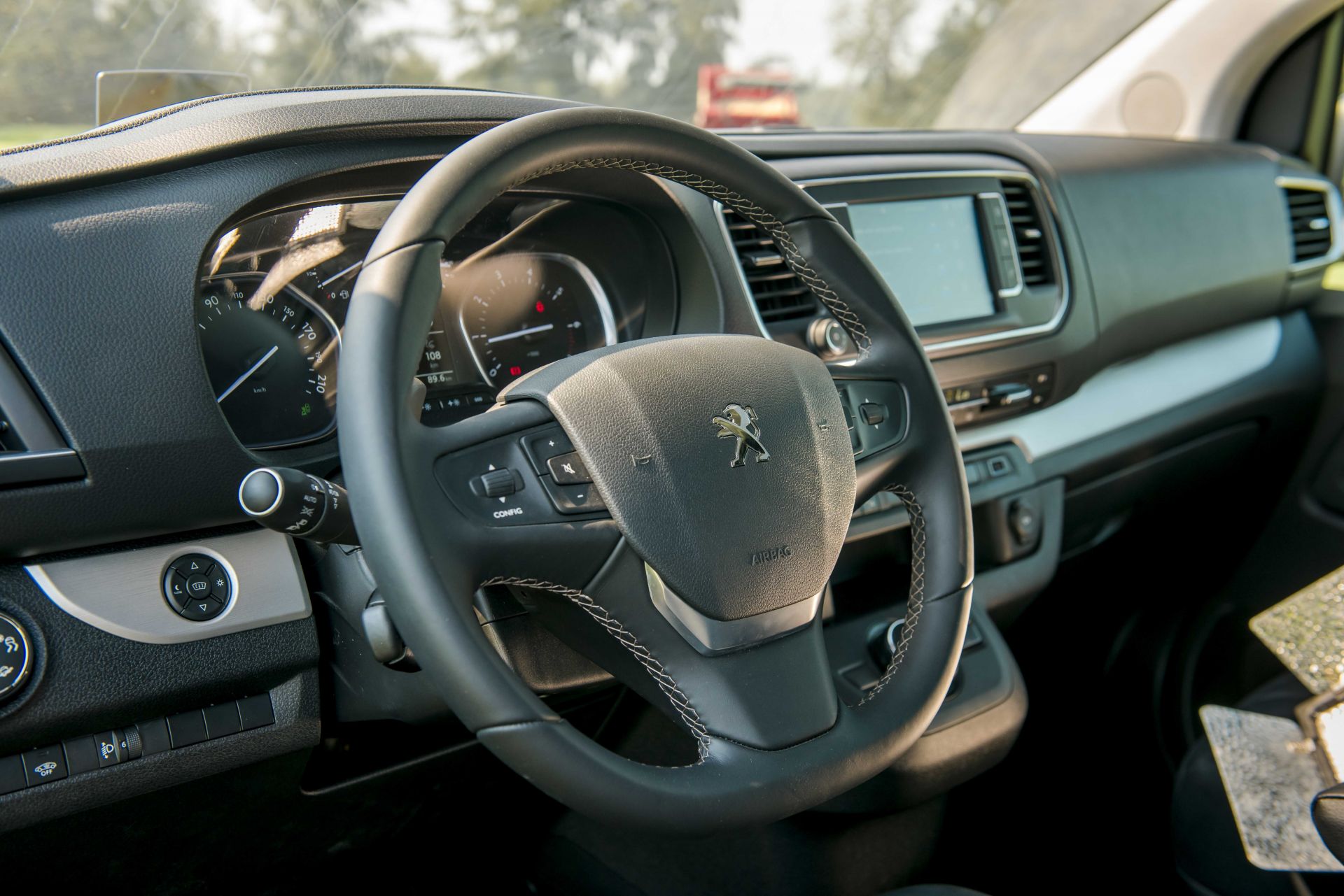 Cận cảnh Peugeot Traveller phiên bản Luxury giá 1,699 tỷ đồng