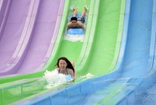 Du khách phấn khích tận hưởng tiệc hồ bơi cực chất tại Typhoon Water Park