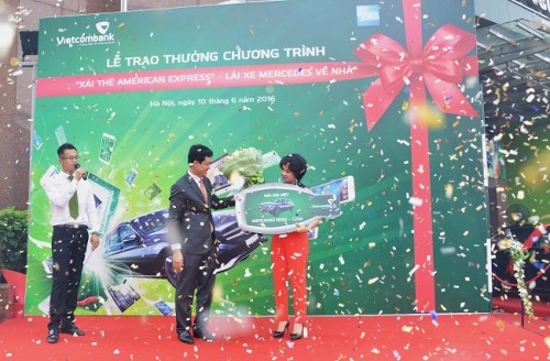 Vietcombank trao xe Mercedes Benz C200 cho khách hàng trúng thưởng
