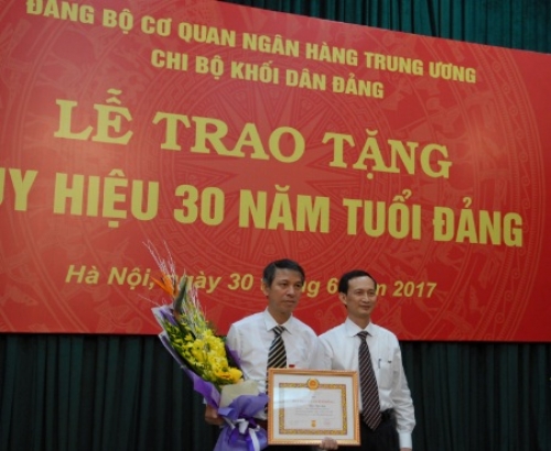 Chi bộ Khối Dân Đảng tổ chức Lễ trao tặng huy hiệu 30 năm tuổi Đảng