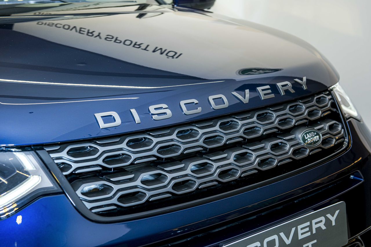 Cận cảnh bộ đôi Jaguar XE và Land Rover Discovery Sport vừa trình làng thị trường Việt