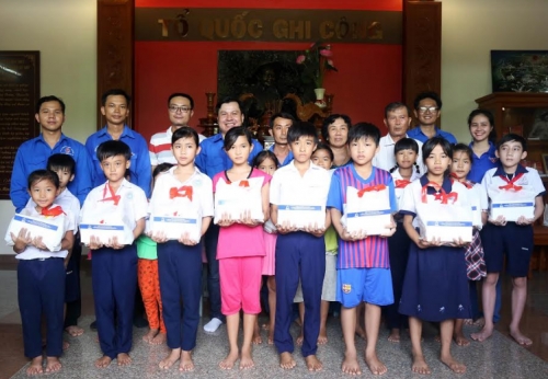 Tân Hiệp Phát trao học bổng cho học sinh có hoàn cảnh khó khăn ở Tiền Giang