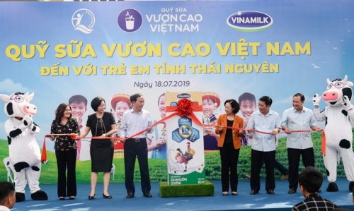 Quỹ sữa vươn cao Việt Nam và Vinamilk trao tặng 70.000 ly sữa cho trẻ em tỉnh Thái Nguyên