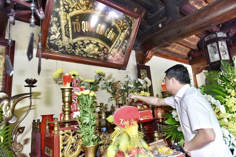 Ngành Ngân hàng dâng hương tưởng niệm các anh hùng liệt sĩ tại Quảng Bình và Hà Tĩnh