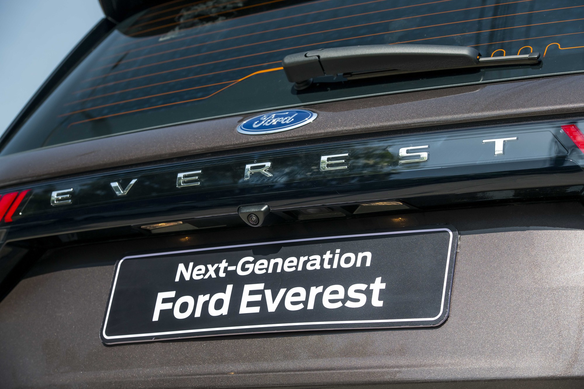 Ford Everest 2023 ra mắt với giá từ 1,099 tỷ đồng