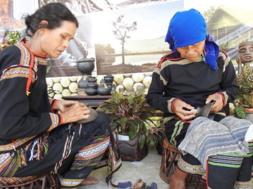 Phát triển làng nghề gốm song hành với du lịch