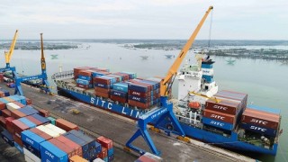 Tàu container có tải trọng lớn nhất từ trước đến nay cập cảng Chu Lai