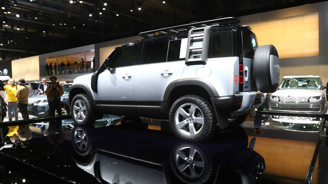 Land Rover Defender 2020 giá từ 3,7 tỷ đồng cập bến Việt Nam