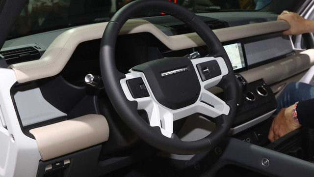 Land Rover Defender 2020 giá từ 3,7 tỷ đồng cập bến Việt Nam