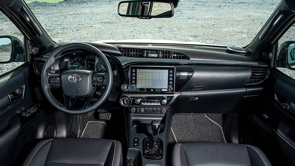 Toyota Hilux 2020 ra mắt với giá bán từ 628 triệu đồng