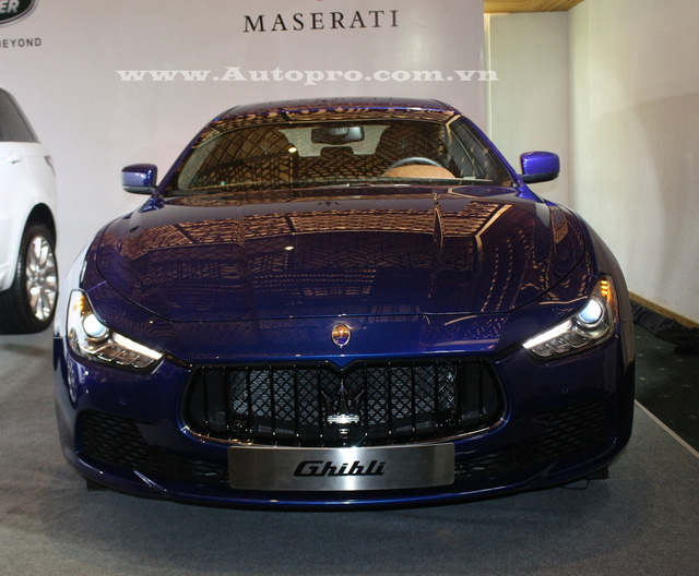 Maserati Ghibli với ngoại thất xanh dương nổi bật đi kèm là nội thất màu nâu. Tuy nhiên, cũng giống hãng xe siêu sang Bentley, mẫu xe được Maserati đặt nhiều kỳ vọng tại triển lãm VIMS 2016 là chiếc SUV hạng sang Levante.