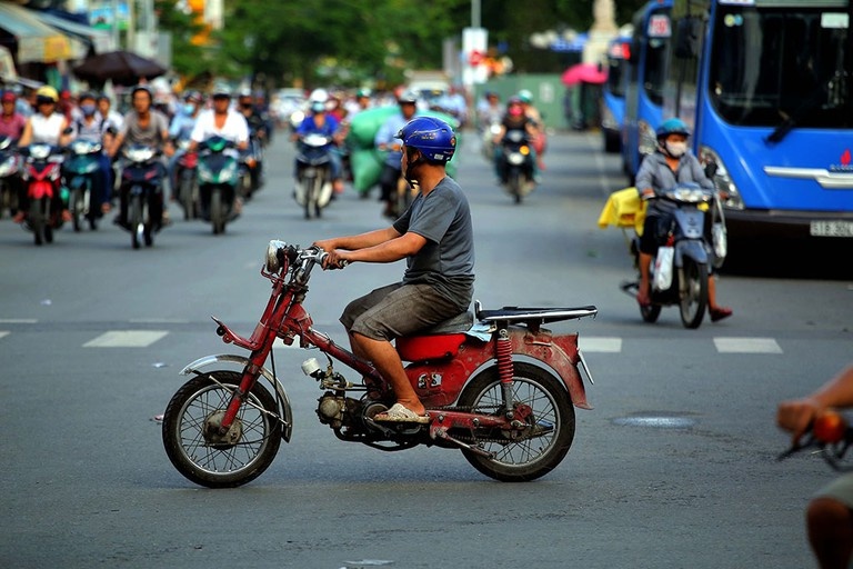 Hà Nội Công an tặng xe máy mới cho nữ công nhân vệ sinh mội trường bị cướp  trong đêm