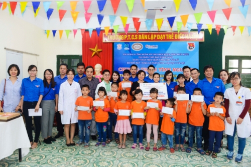 Thăm, khám và tặng quà cho trẻ em trường Dạy trẻ câm điếc Hà Nội