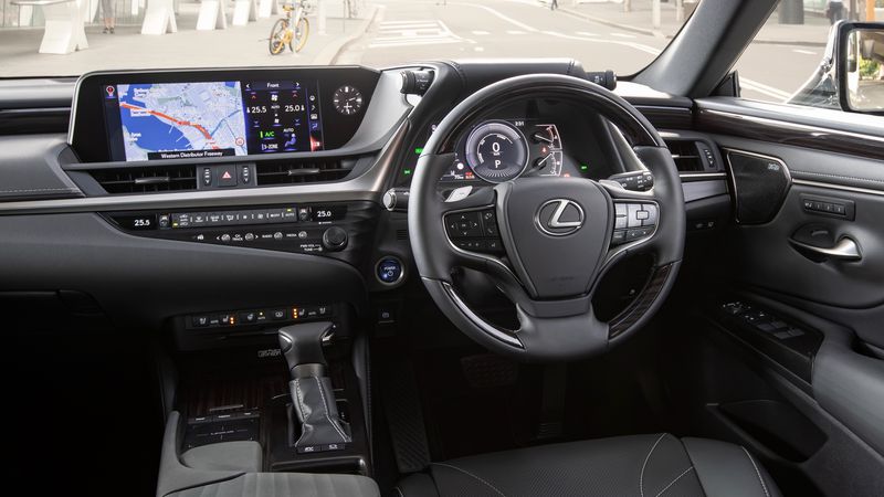 https://cdn.thoibaonganhang.vn/stores/news_dataimages/thanhlm/102018/23/10/2019-lexus-es300h-sports-luxury-dashboard-11131220181023103359.0195710.jpg