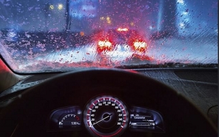 6 nguyên tắc khi lái xe ô tô dưới trời mưa bão