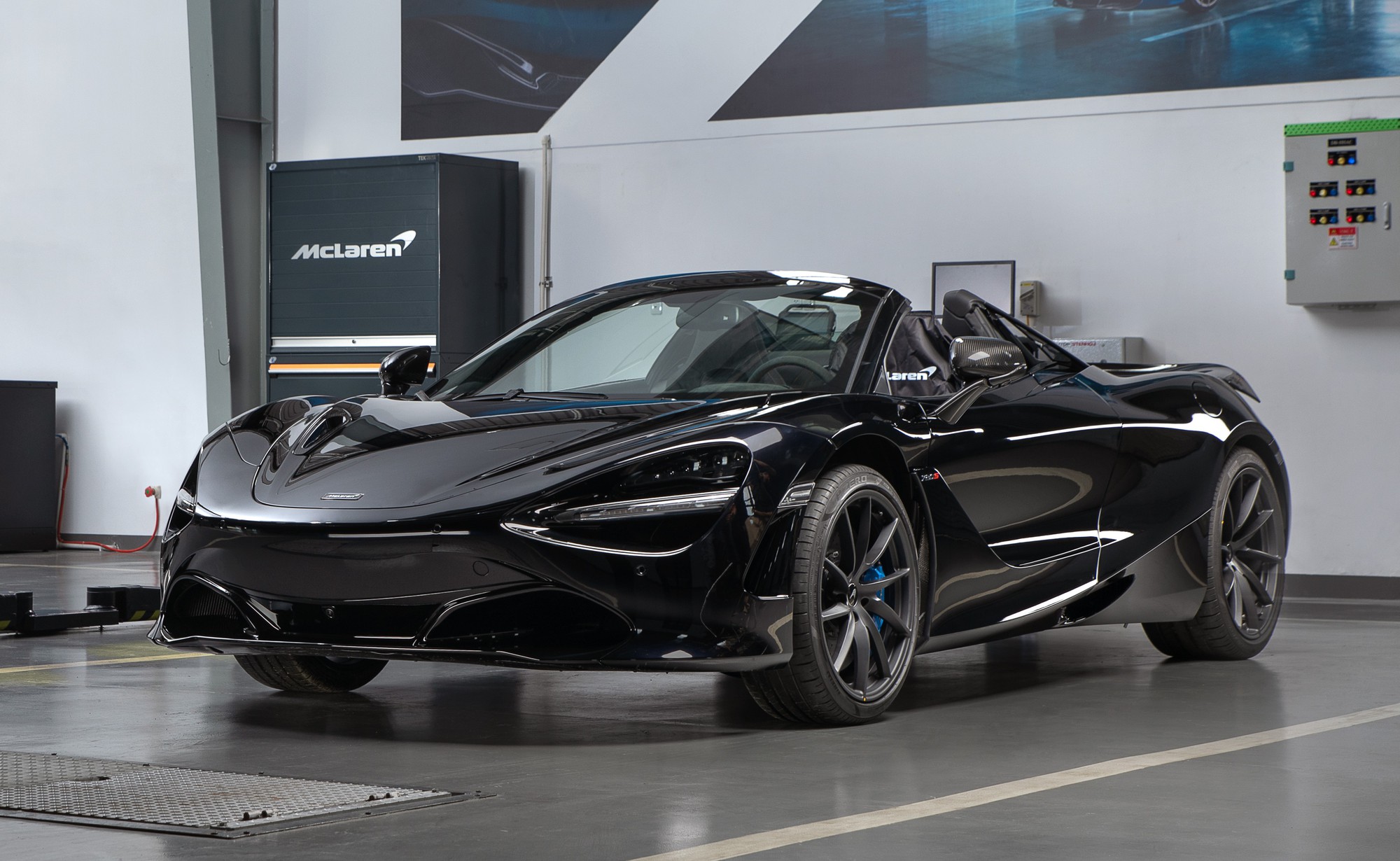 McLaren 720S Spider chính hãng có giá từ 20,2 tỷ đồng