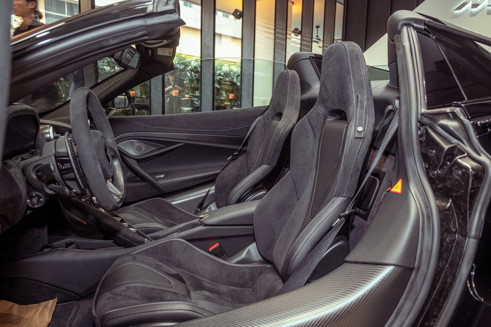 McLaren 720S Spider chính hãng có giá từ 20,2 tỷ đồng