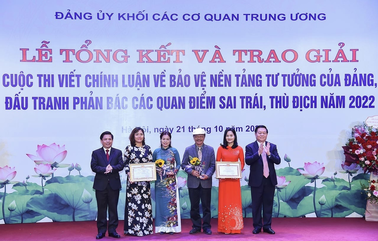 dang uy khoi cac cqtw trao giai cuoc thi viet chinh luan ve bao ve nen tang tu tuong cua dang dau tranh phan bac cac quan diem sai trai thu dich nam 2