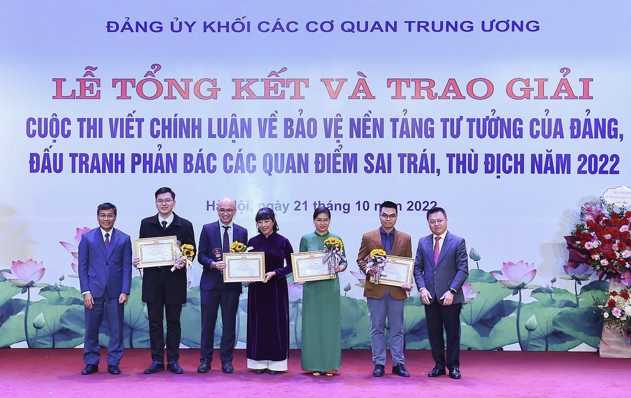 dang uy khoi cac cqtw trao giai cuoc thi viet chinh luan ve bao ve nen tang tu tuong cua dang dau tranh phan bac cac quan diem sai trai thu dich nam 2