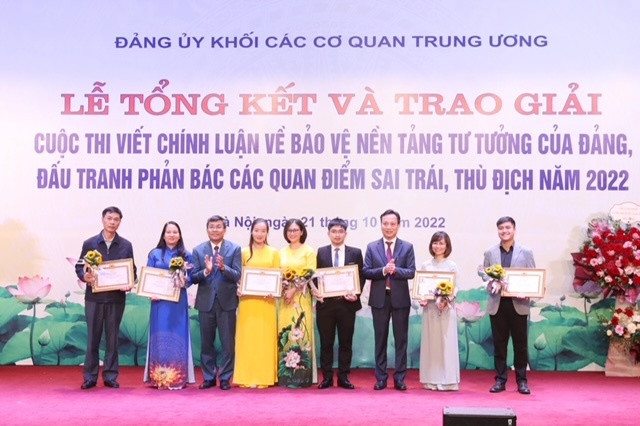 dang uy khoi cac cqtw trao giai cuoc thi viet chinh luan ve bao ve nen tang tu tuong cua dang dau tranh phan bac cac quan diem sai trai thu dich nam 2