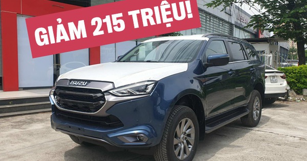 Isuzu mu-X giảm tới 215 triệu đồng tại đại lý