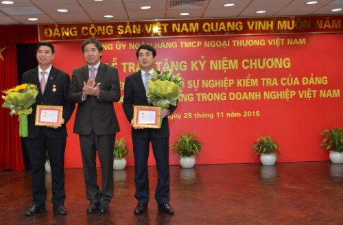 Vietcombank tổ chức lễ trao tặng Kỷ niệm chương