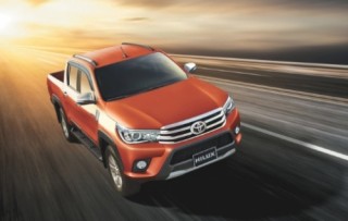 Toyota Hilux 2016 mới có giá từ 697 triệu đồng
