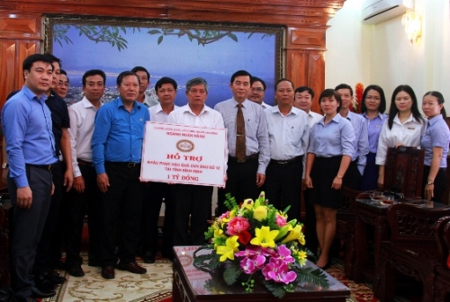 Bình Định: Ngành Ngân hàng hỗ trợ đồng bào vùng bão lũ 2 tỉ đồng