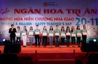 Đại học Đông Á trao học bổng cho sinh viên