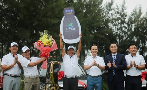 Ông Trịnh Văn Quyết trao giải thưởng HIO 10 tỷ đồng cho golfer Trần Huy Cương
