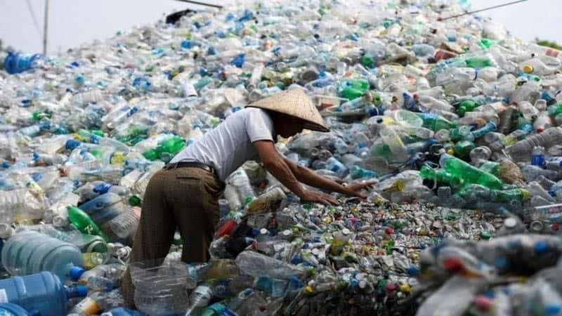 Thu mua rác nhựa để hạn chế xả thải