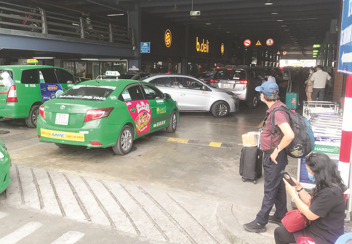 Hành khách gặp khó khi bắt xe ở Tân Sơn Nhất