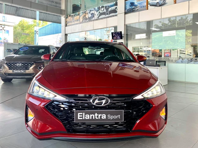 Hyundai Elantra giảm giá mạnh
