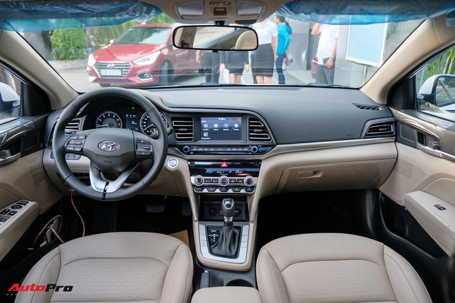 Hyundai Elantra giảm giá mạnh