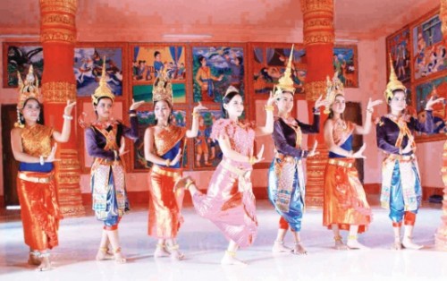 Duyên dáng trang phục truyền thống phụ nữ Khmer
