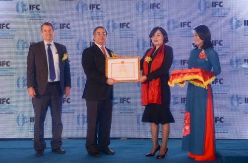 IFC nhận Bằng khen của Thống đốc NHNN Việt Nam