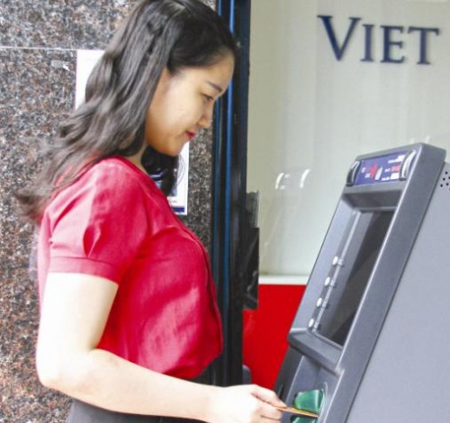 Nâng hạn mức rút tiền ATM: Các ngân hàng thực hiện ra sao?